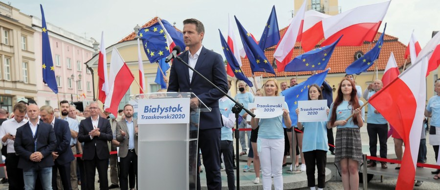 “Mamy dość tego, że ta władza próbuje nas przez cały czas uczyć. Oni nas będą uczyć czym jest rodzina w momencie, kiedy niszczą polską edukację i kiedy próbują niszczyć szanse naszych dzieci” – mówił w Białymstoku Rafał Trzaskowski – kandydat Koalicji Obywatelskiej na prezydenta. "PiS próbuje także uczyć nas, czym jest patriotyzm, ale my świetnie wiemy, czym jest patriotyzm” - dodał. "Próbują nas rozliczać, mimo że rządzą od pięciu lat" - zauważył. 