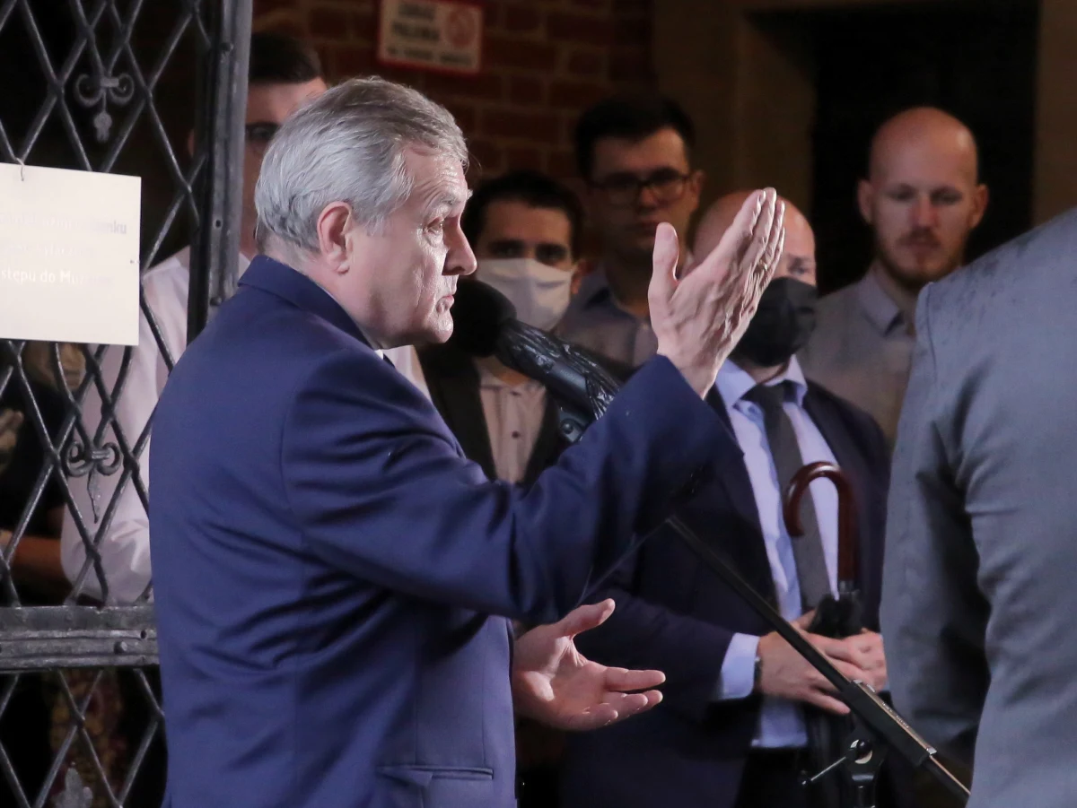 W czasie wizyty w Olsztynie wicepremier i minister kultury Piotr Gliński zachęcał do głosowania na Andrzeja Dudę w wyborach prezydenckich i ostro krytykował jego głównego rywala - reprezentującego Koalicję Obywatelską Rafała Trzaskowskiego. "Jak można głosować na gościa, który chce mieć swoje lotnisko w Berlinie? Jak tak, niech będzie prezydentem w Berlinie" - mówił, odnosząc się w ten sposób do krytycznych komentarzy prezydenta Warszawy dot. budowy Centralnego Portu Komunikacyjnego. 