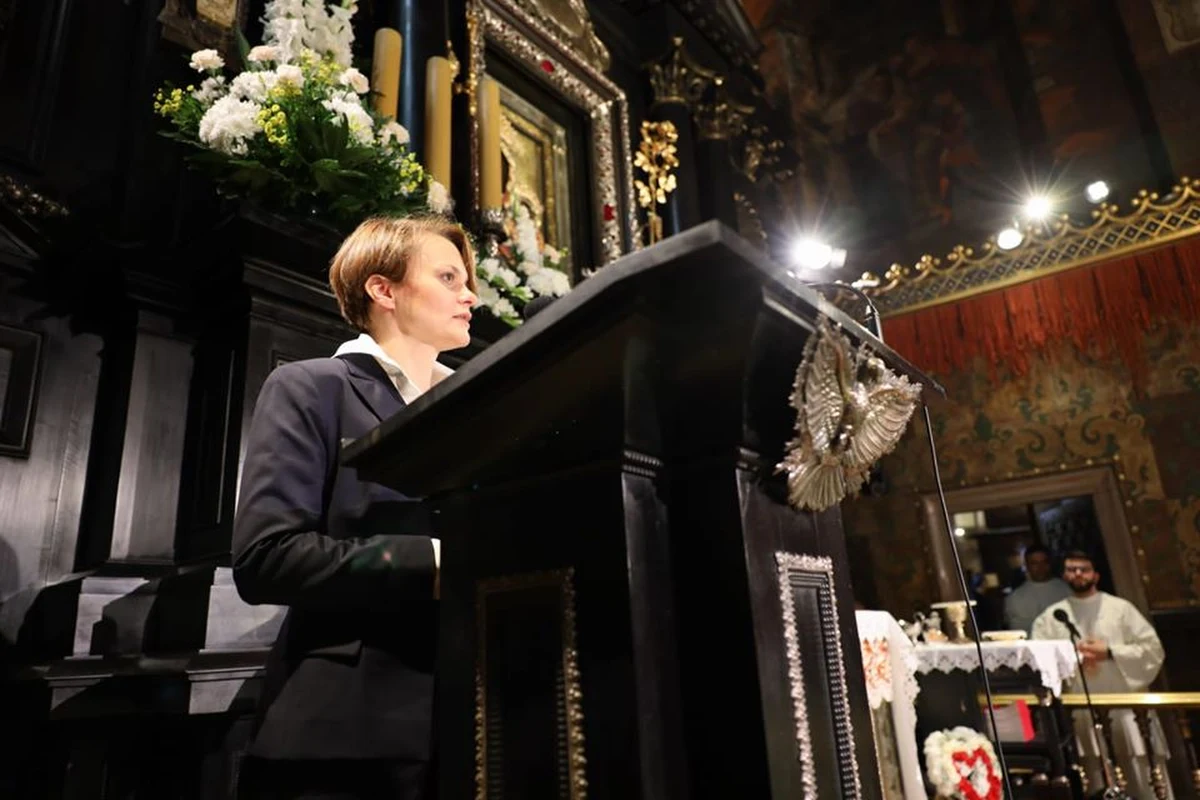 Na tydzień przed pierwszą turą wyborów prezydenckich rzecznik Konferencji Episkopatu Polski ks. Paweł Rytel-Andrianik przypomniał, że polityczna agitacja nie powinna odbywać się w kościołach. "Ambona nie może służyć do żadnych innych celów niż głoszenie Słowa Bożego, przekazywanie nadziei i nauczania Kościoła katolickiego" - stwierdził. Jego oświadczenie zostało opublikowane kilka godzin po kontrowersyjnym wystąpieniu wicepremier i minister rozwoju Jadwigi Emilewicz, która przemawiała z ambony w sanktuarium na Jasnej Górze. 