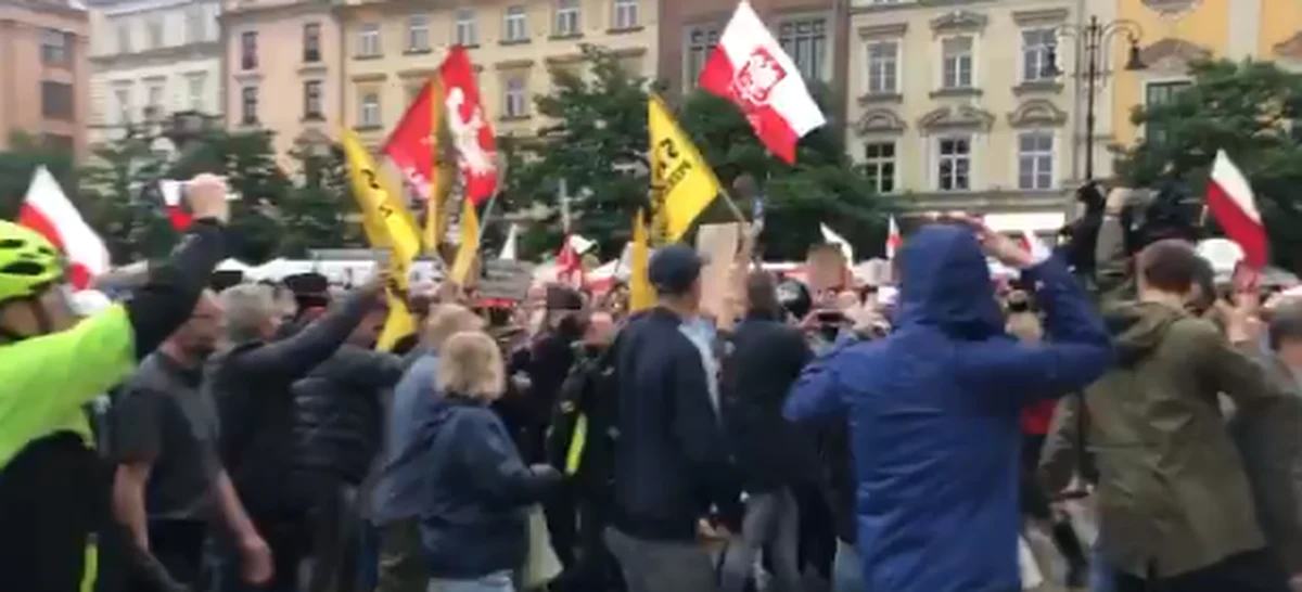 240 funkcjonariuszy policji zabezpieczało spotkanie prezydenta Andrzeja Dudy z mieszkańcami Krakowa, jak i protesty, które towarzyszyły tej wizycie. Na Rynku Głównym zgromadzili się m.in. przedstawiciele środowisk LGBT i przedsiębiorcy. Policja informuje, że nie doszło do poważniejszych incydentów i nikt nie został zatrzymany. 
