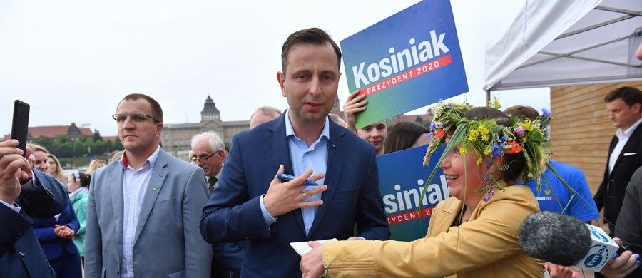 Lider Polskiego Stronnictwa Ludowego i kandydat tej partii na prezydenta skomentował kontrowersyjną wypowiedź Andrzeja Dudy z wiecu w Krakowie. Walczący o reelekcję prezydent wspominając bezrobocie za czasów rządu PO-PSL stwierdził: "W najgorszym czasie momencie pandemii koronawirusa bezrobocie wzrosło do 6 procent, czyli było niższe niż wtedy, kiedy oni rządzili. Byli gorszym wirusem niż koronawirus". Kosiniak-Kamysz ocenił w Szczecinie, że słowa te pokazują, "w jak wielkiej panice jest dzisiaj Andrzej Duda, jak jego strach ma wielkie oczy, jak bardzo boi się porażki, jak nie wyobraża sobie życia poza Pałacem Prezydenckim".