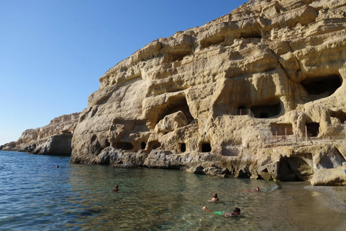 TUI od 1, a Rainbow i Itaka od 3 lipca zaoferują wycieczki do wybranych krajów. Oferta będzie skromniejsza - pisze "Puls Biznesu" w poniedziałkowym wydaniu. Gazeta przypomina, że rząd otworzył granice, touropertorzy zaczynają wysyłać turystów na wczasy. Pierwszy ruszy TUI.
