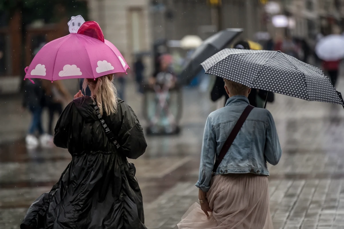 Zachmurzenie na ogół umiarkowane lub duże, przelotne opady deszczu, a we wschodniej i centralnej Polsce również burze. W czasie burz opady gradu oraz intensywne opady deszczu – to prognoza pogody na poniedziałek dla Polski. W wielu miejscach – zwłaszcza na południu kraju – trwa walka ze skutkami nawałnic. Jaka pogoda nas czeka w najbliższym czasie?

