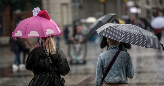 Zachmurzenie na ogół umiarkowane lub duże, przelotne opady deszczu, a we wschodniej i centralnej Polsce również burze. W czasie burz opady gradu oraz intensywne opady deszczu – to prognoza pogody na poniedziałek dla Polski. W wielu miejscach – zwłaszcza na południu kraju – trwa walka ze skutkami nawałnic. Jaka pogoda nas czeka w najbliższym czasie?
