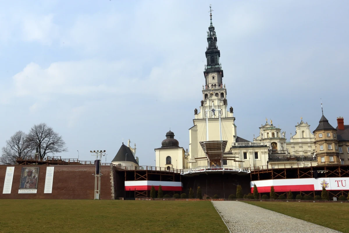 Trwają prace nad stworzeniem dokumentu regulującego publiczne wystąpienia osób świeckich podczas wydarzeń religijnych - zapowiedział w oświadczeniu rzecznik Jasnej Góry o. Michał Legan. Jest to odpowiedź na bieżącą debatę publiczną - zaznaczył.
Wczoraj na Jasnej Górze odbyła się Ogólnopolska Pielgrzymka Przedsiębiorców. Wzięła w niej udział m.in. wicepremier i minister rozwoju Jadwiga Emilewicz. 