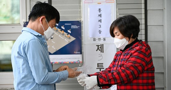 W Seulu nadeszła druga fala epidemii Covid-19, trzeba się szykować na długą walkę z koronawirusem - twierdzą służby sanitarne Korei Płd. W ciągu jednego dnia odnotowano 17 nowych przypadków zakażeń, w tym 11 infekcji lokalnych.

