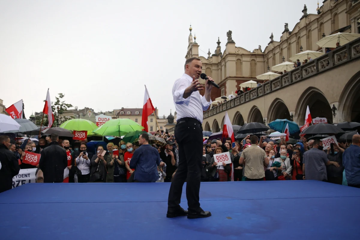 "Ochrona zdrowia jest w tak samo złym stanie jak 5 lat temu. Nie ma spójnego na nią pomysłu. Tymczasem prezydent, choć nie ma bezpośredniego na nią wpływu, powinien jednak interweniować w tej sprawie" - napisał w liście do prezydenta Andrzeja Dudy - szef Zarządu Krajowego OZZL Krzysztof Bukiel. 