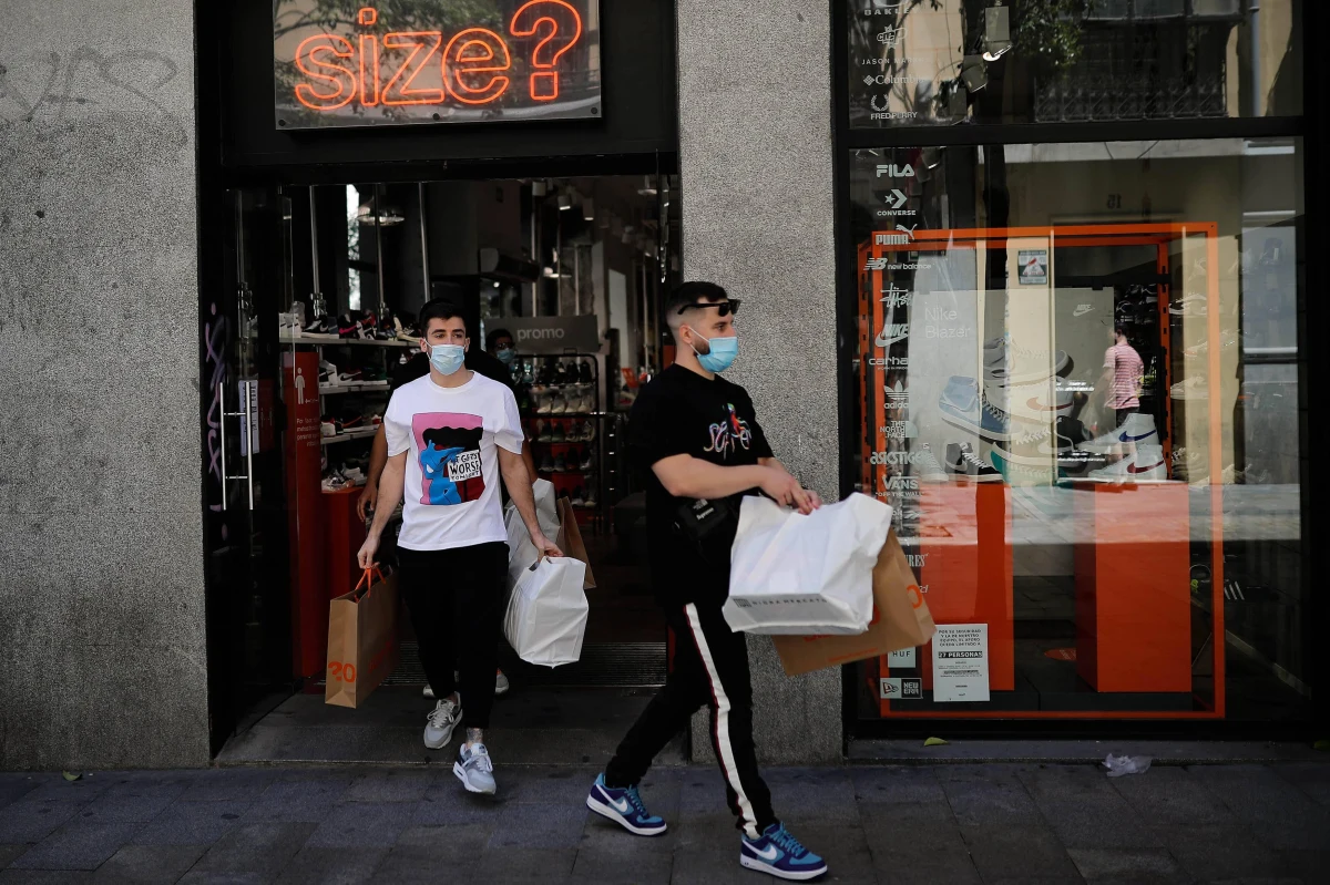 Apeluję do właścicieli sklepów o to, by nie wpuszczać ludzi bez maseczek - powiedział rzecznik Ministerstwa Zdrowia Wojciech Andrusiewicz. Jeżeli wchodzimy do sklepu bez maseczki, to jest to nasz egoizm, który naraża na możliwość zakażenia inne osoby - podkreślił. 