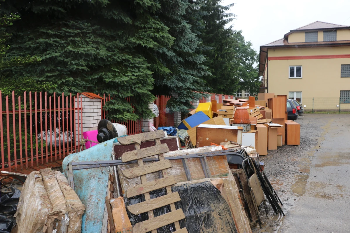 Do Małopolskiego Urzędu Wojewódzkiego w Krakowie wpłynął już wniosek gminy Raciechowice o zasiłki do 6 tys. złotych dla poszkodowanych z powodu ostatnich ulew. "Wójt gminy zawnioskował o 300 tys. złotych dla 50 gospodarstw, które ucierpiały. Te środki już przekazaliśmy na rachunek gminy" - informują małopolscy urzędnicy. 