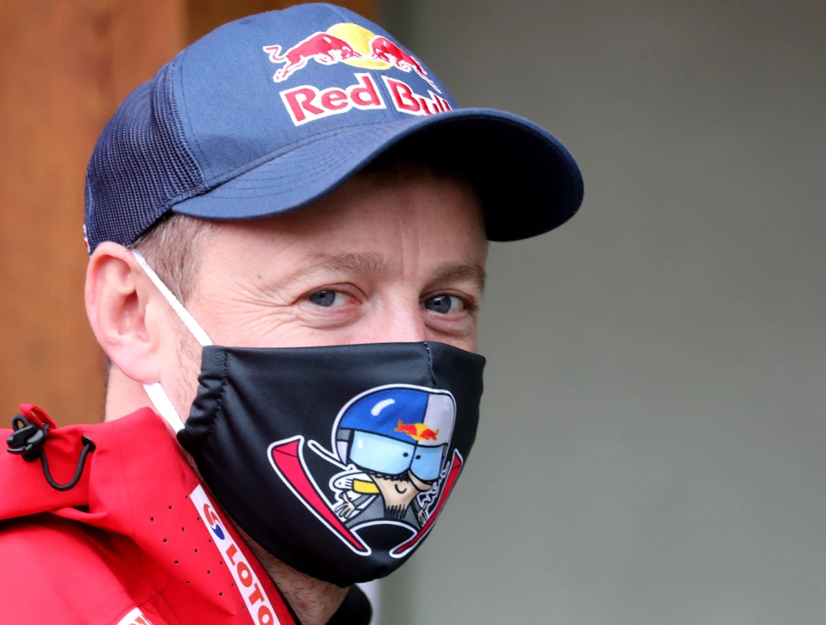 Adam Małysz ma koronawirusa. Były polski skoczek narciarski poinformował o tym na portalu społecznościowym. Małysz zrobił sobie test, ponieważ miał kontakt z zakażoną osobą.  „Na szczęście na razie choroba przebiega bezobjawowo. Mam nadzieję, że tak będzie do wyzdrowienia” - napisał.
