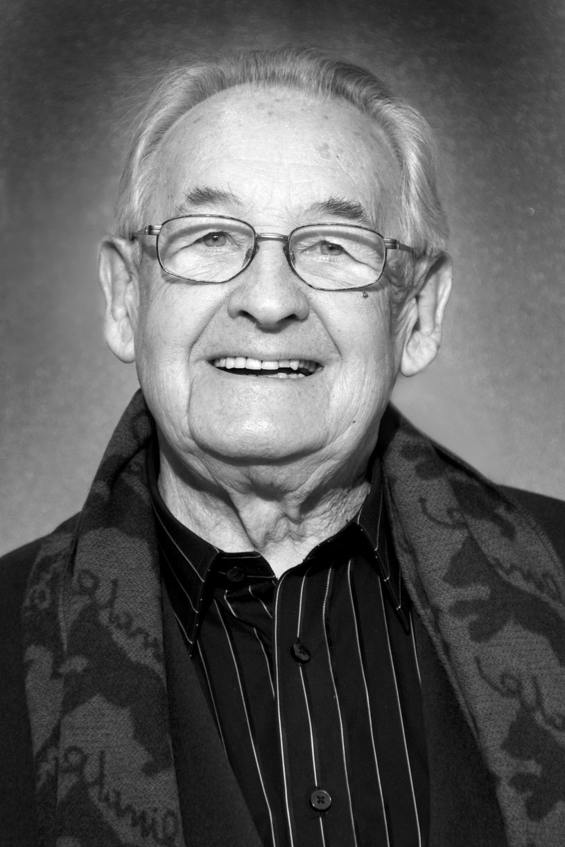 Wybitny reżyser Andrzej Wajda (1926-2016) będzie patronem ulicy w Białymstoku - zdecydowali w poniedziałek białostoccy radni. Za głosowało 22 radnych, nikt nie był przeciwny, jedna osoba wstrzymała się od głosu, pięciu radnych nie głosowało.