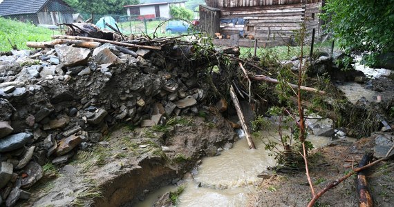 IMGW wydało ostrzeżenia hydrologiczne trzeciego stopnia dla południowych powiatów Małopolski i Podkarpacia. Oznacza ono wezbranie wód z przekroczeniem stanów alarmowych. Dla reszty województw małopolskiego i podkarpackiego oraz dla województwa śląskiego wydano ostrzeżenie drugiego stopnia. 