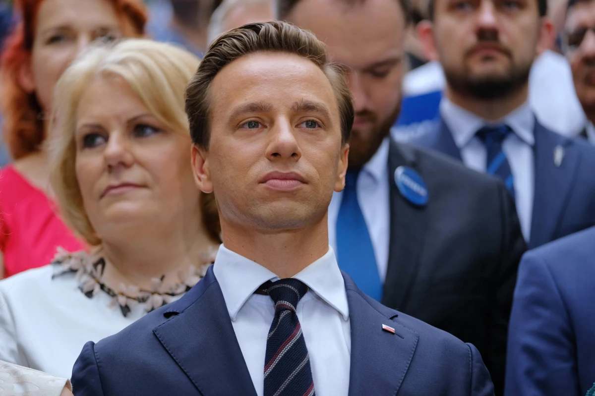 Były szef Młodzieży Wszechpolskiej, świeżo upieczony mąż, poseł na Sejm. Kim jest Krzysztof Bosak - kandydat Konfederacji w tegorocznych wyborach prezydenckich?