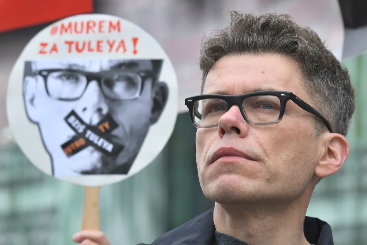 W Izbie Dyscyplinarnej Sądu Najwyższego jest zażalenie prokuratury na nieuchylenie immunitetu sędziemu Igorowi Tulei: informację w tej sprawie przekazał rzecznik prasowy Izby Piotr Falkowski. Prokuratura domagała się uchylenia sędziemu immunitetu, chce bowiem postawić mu zarzuty m.in. przekroczenia uprawnień i bezprawnego ujawnienia informacji z postępowania. Sprawa dotyczy słynnych obrad Sejmu w Sali Kolumnowej z grudnia 2016 roku.