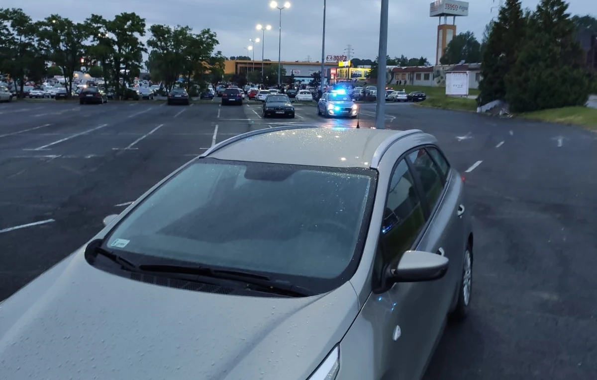 Policjanci z łódzkiej drogówki udaremnili nielegalne wyścigi kierowców kilkudziesięciu aut, którzy zebrali się w ostatni weekend na parkingu jednego z centrów handlowych w mieście. Posypały się mandaty.