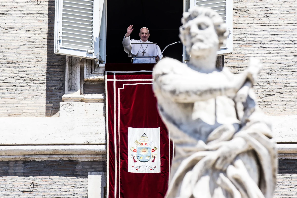 "Jesteście bohaterami, bo nie schowaliście się pod łóżko i poszliście walczyć"- powiedział papież Franciszek pracownikom służby zdrowia z Pesaro we Włoszech, do których zadzwonił w poniedziałek w odpowiedzi na list, jaki dostał od tamtejszej pielęgniarki.
