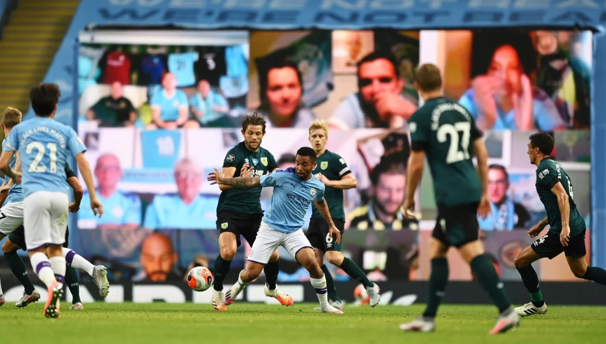 Manchester City pokonał u siebie Burnley 5:0 w meczu kończącym 30. kolejkę Premier League. Piłkarze trenera Josepa Guardioli mają jednak tylko matematyczne szanse na obronę tytułu. W tabeli zajmują drugie miejsce, a do prowadzącego Liverpoolu tracą 20 punktów.