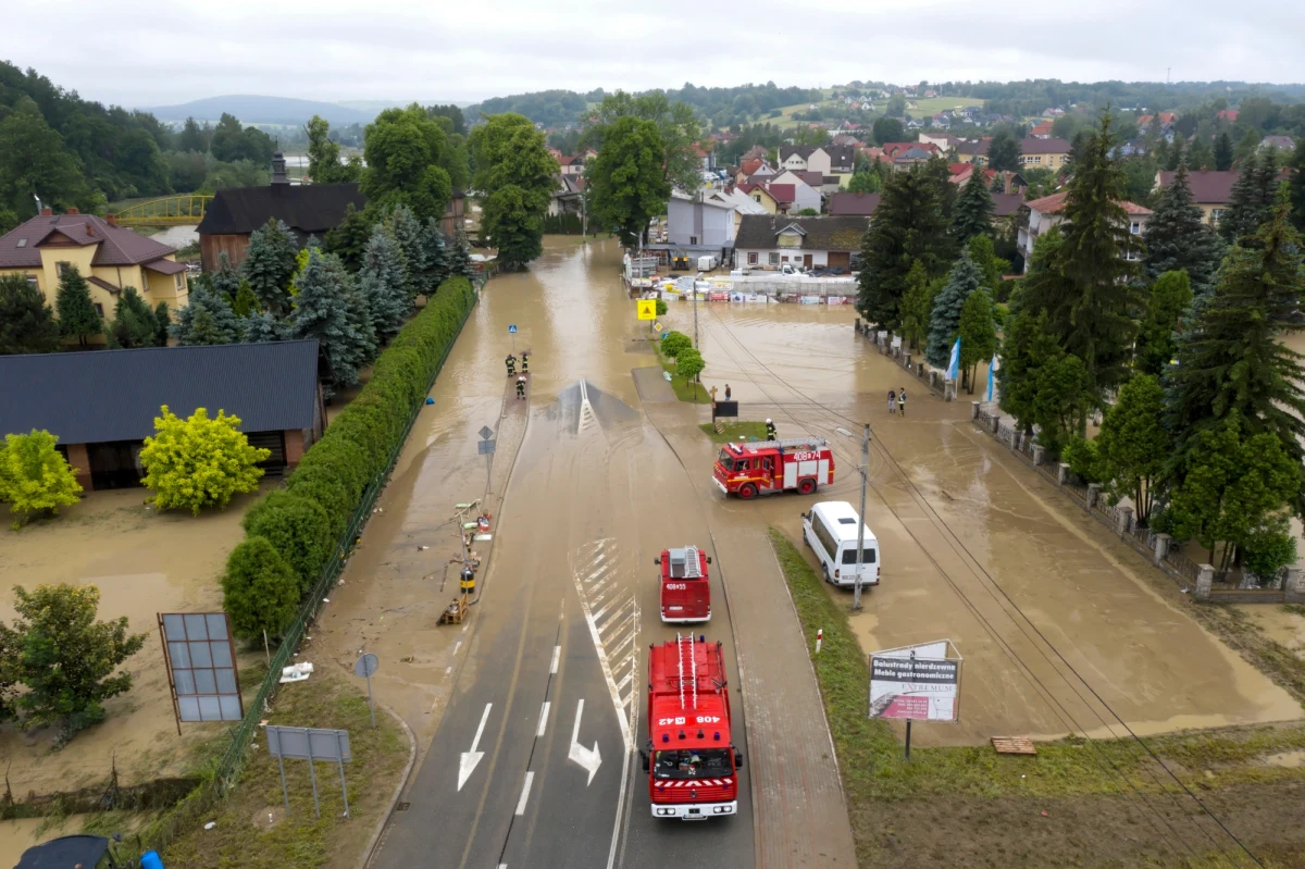 Burze i ulewne deszcze przetoczyły się w poniedziałek nad Polską. W całym kraju strażacy wyjeżdżali ponad 2 tys. razy, walcząc ze skutkami nawałnic. Większość interwencji dotyczyła wypompowywania wody z podtopionych domów, piwnic i zalanych ulic. 