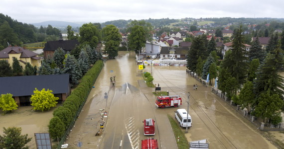 Burze i ulewne deszcze przetoczyły się w poniedziałek nad Polską. W całym kraju strażacy wyjeżdżali ponad 2 tys. razy, walcząc ze skutkami nawałnic. Większość interwencji dotyczyła wypompowywania wody z podtopionych domów, piwnic i zalanych ulic. 