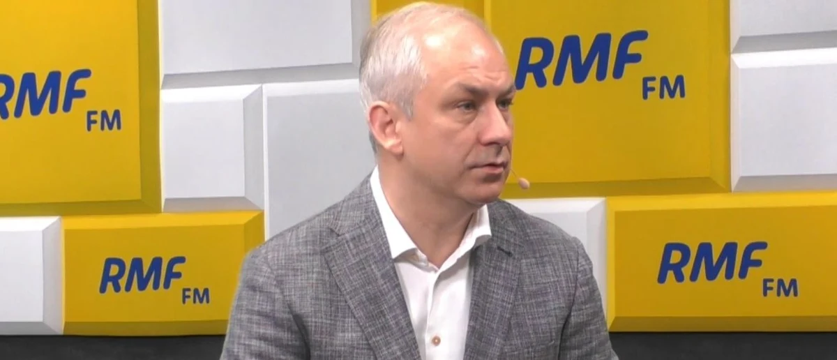 "Co robi Robert Biedroń? Zachowuje się identycznie w tej kampanii wyborczej jak prezydent Andrzej Duda" - stwierdził w Porannej rozmowie w RMF FM poseł Koalicji Obywatelskiej Grzegorz Napieralski. „Jeżeli faktycznie zależy mu na tym, żeby ustawa o związkach partnerskich była przegłosowana w polskim Sejmie, jeżeli faktycznie tego chce, to powinien przygotować i skonsultować projekt ustawy, który choćby zjednoczy opozycję i będzie szansa na przegłosowanie tego w Sejmie” – dodał gość Roberta Mazurka. 