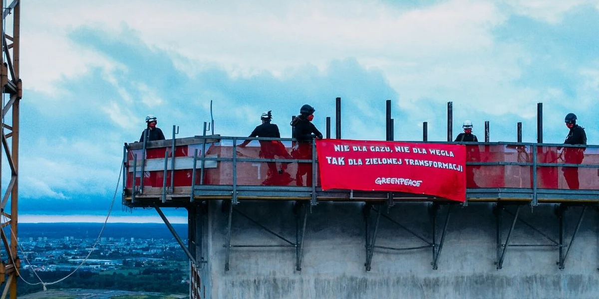 Aktywiści Greenpeace opuścili we wtorek wieczorem ponad stumetrową betonową wieżę znajdującą się na placu budowy elektrowni Ostrołęka C. mieścili na niej transparent z hasłem "Węgiel, gaz, kryzys klimatyczny". Na teren budowy weszli w nocy.