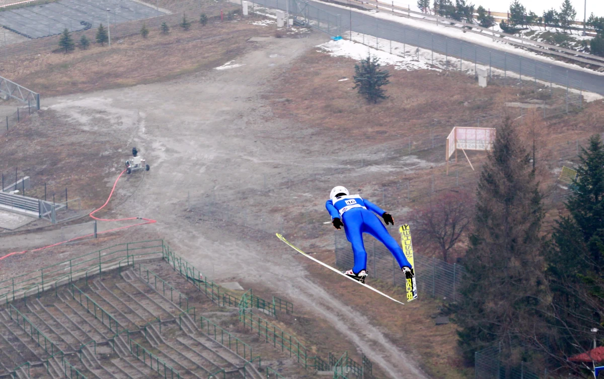 Kadra polskich skoczków narciarskich, która przebywa na zgrupowaniu w Wiśle, jutro przejdzie testy na koronawirusa - dowiedzieli się reporterzy RMF FM. Kilkanaście dni temu - zawodnicy - mieli kontakt z Adamem Małyszem, który wczoraj poinformował, że jest  zakażony Covid-19. 