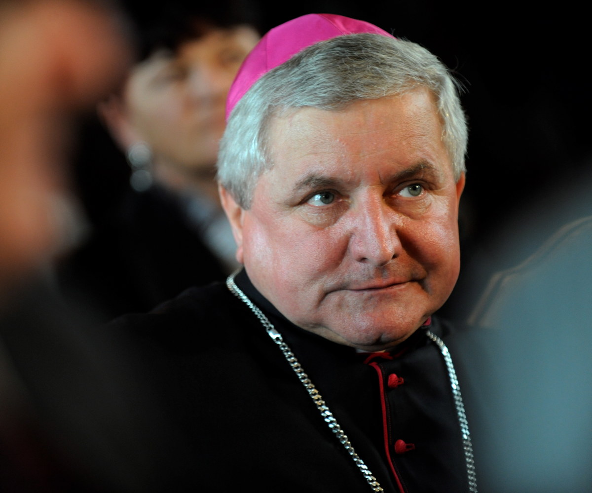 Biskup Edward Janiak trafił do szpitala z podejrzeniem udaru. Jak się okazało problemy z mową nie były objawem choroby. Badania wykazały, że duchowny był kompletnie pijany – pisze „Gazeta Wyborcza”