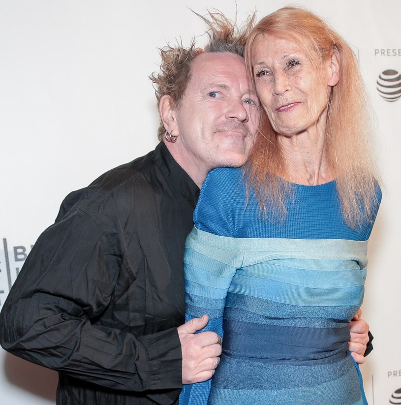 Znany z Sex Pistols i Public Image Ltd John Lydon przerwał milczenie i opowiedział o chorobie swojej żony. Nora Foster cierpi na Alzheimera i wymaga ciągłej opieki. Muzyk z tego powodu zdecydował się być cały czas przy niej. 