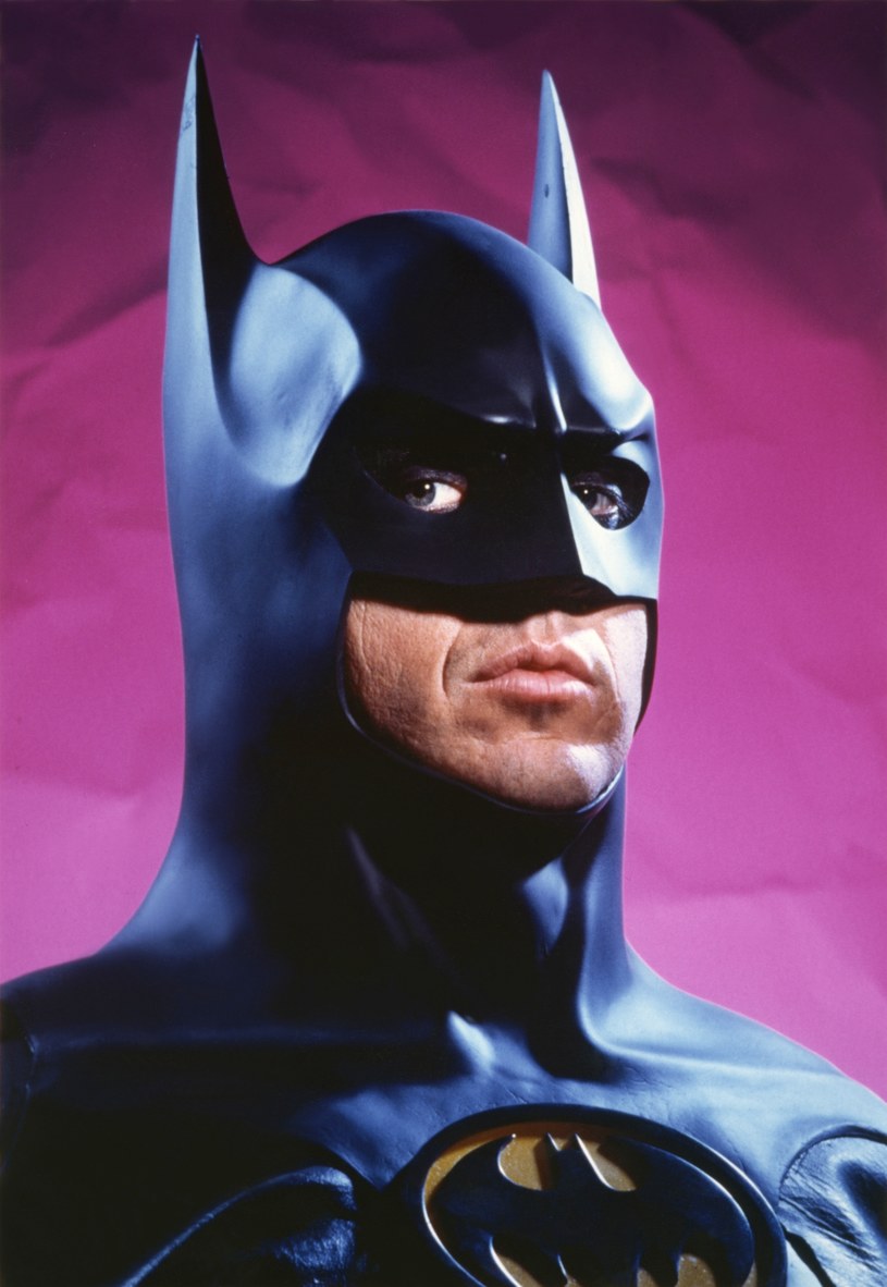 Na przełomie lat 80. i 90. ubiegłego wieku Michael Keaton dwukrotnie zagrał rolę Batmana w filmach wyreżyserowanych przez Tima Burtona. Blisko trzydzieści lat później fanów komiksów na całym świecie zelektryzowała wiadomość o tym, że aktor ten ma wrócić do roli Batmana w reżyserowanym przez Andy’ego Muschiettiego filmie „The Flash”. Keaton nie potwierdza jednak tych informacji.