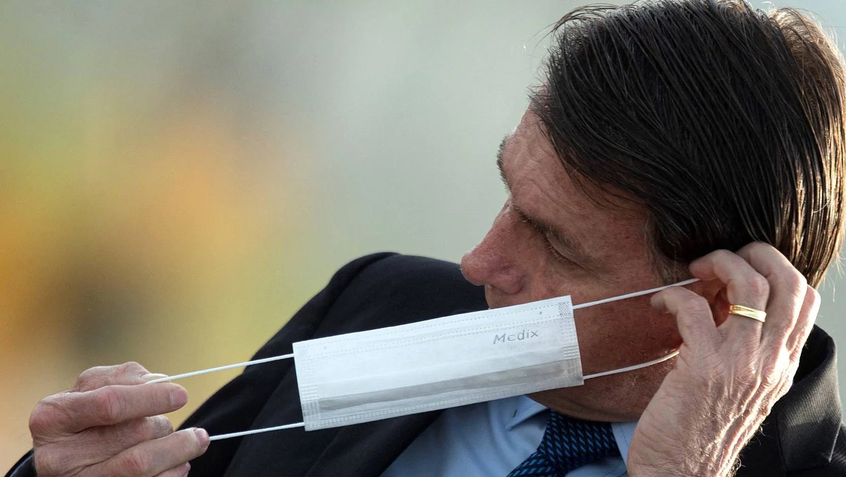 Sąd w Brazylii nakazał we wtorek prezydentowi tego kraju Jairowi Bolsonaro noszenie maseczki na twarzy w miejscach publicznych. W przeciwnym wypadku szef państwa może być ukarany grzywną w wysokości 2000 reali (387 dolarów) za każdy dzień bez zasłonięcia ust i nosa.
