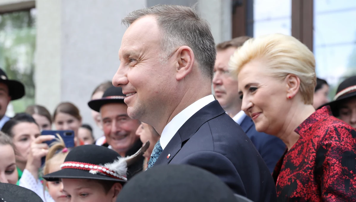 Nie mam żadnych wątpliwości, że wobec pandemii koronawirusa silne sojusze i wartość współpracy międzynarodowej jest nieoceniona. Dlatego to bardzo ważne, żebyśmy umacniali nasze relacje ze Stanami Zjednoczonymi - mówił przed wylotem do USA prezydent Andrzej Duda. 