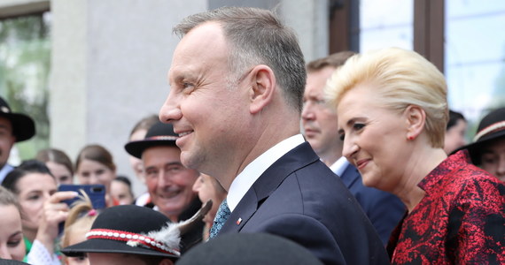 Nie mam żadnych wątpliwości, że wobec pandemii koronawirusa silne sojusze i wartość współpracy międzynarodowej jest nieoceniona. Dlatego to bardzo ważne, żebyśmy umacniali nasze relacje ze Stanami Zjednoczonymi - mówił przed wylotem do USA prezydent Andrzej Duda. 