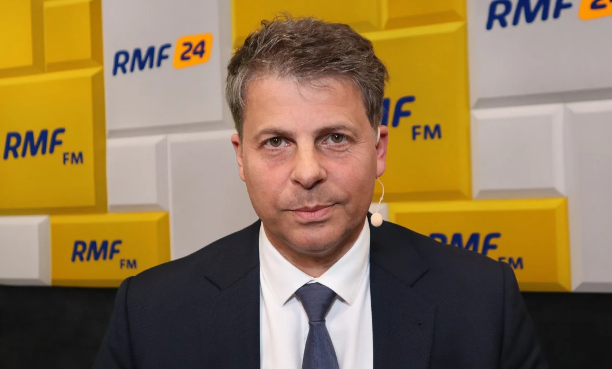 "Nie dopuszczam możliwości podnoszenia podatków ani ograniczenia 500+" – mówił w Popołudniowej rozmowie w RMF FM kandydat w wyborach prezydenckich Mirosław Piotrowski. Podkreślił, że jego zdaniem trzeba obniżyć podatki do 15 proc. "Jeśli chodzi o przedsiębiorców, to chciałbym iść drogą Luksemburga, gdzie duże firmy płacą 1-2 proc. podatku" – dodał. Pytany o służbę zdrowia stwierdził, że należy „zalegalizować stan faktyczny” i kazać pacjentom dopłacać za wizyty u lekarza. "W konstytucji jest zapisane, że mamy bezpłatną służbę zdrowia, ale to jest jak z Yeti - wszyscy wiedzą, że jest, ale nikt nie widział" – powiedział.