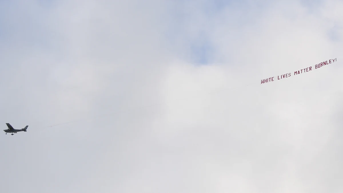 White Lives Matter Burnley, czyli „białe życie ma znaczenie Burnley” – samolot z takim prowokacyjnym sloganem pojawiał się nad stadionem piłkarskim Manchester City podczas meczu z drużyną z Burnley. Chwilę wcześniej piłkarze uklękli na murawie, by złożyć hołd Afroamerykaninowi, którego śmierć z ręki policji w Stanach Zjednoczonych wywołała fale protestów na całym świecie. Ten gest pilota nad stadionem w Anglii wywołał na Wyspach powszechne oburzenie. 