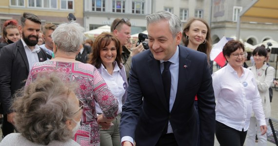 "Opozycja powinna murem stać za grupą społeczną", o której prezydent RP mówi, że to nie są ludzie, a "po prostu ideologia" - mówił w Elblągu, odwołując się do głośnych słów Andrzeja Dudy, kandydat Lewicy do Pałacu Prezydenckiego Robert Biedroń. Przekonywał, że aby zrównać prawa kobiet i mężczyzn, należy zliberalizować ustawę aborcyjną, i obiecał przywrócenie małego ruchu granicznego z obwodem kaliningradzkim. Ocenił przy tym, że rządy PiS nie tylko pogorszyły relacje Polski z sąsiadami, ale także skłóciły Polaków. "Rodziny nie mogą zjeść wspólnie obiadu, mąż z żoną się kłócą, kto na kogo będzie głosował" - mówił.