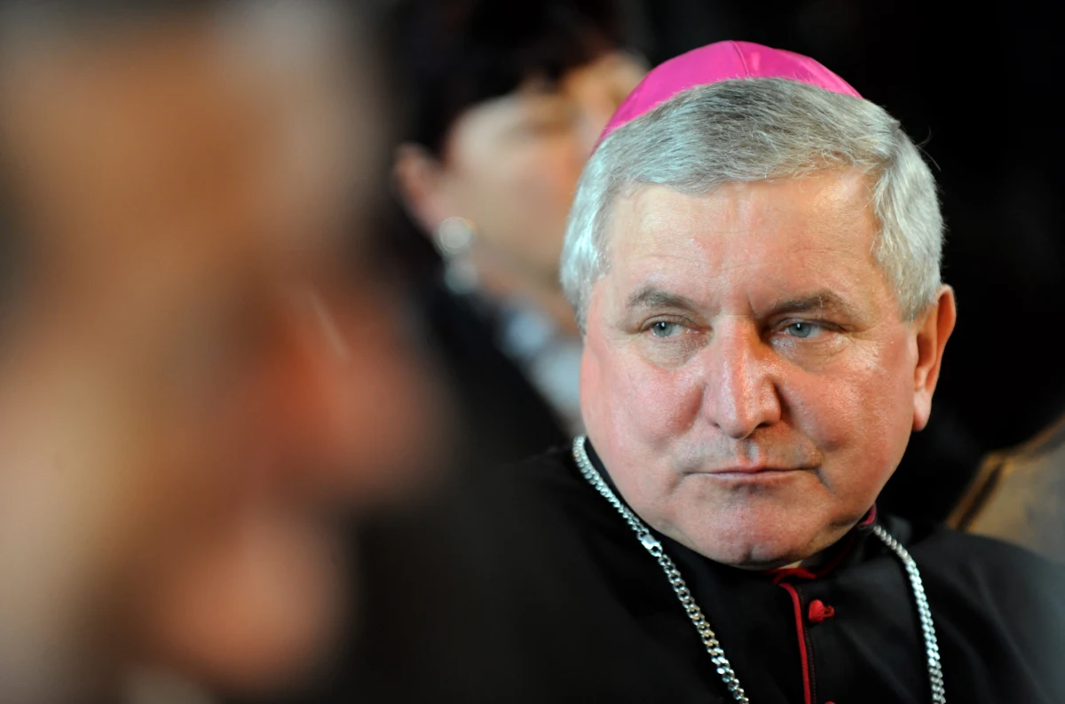 "Jeśli informacje przekazane w mediach się potwierdzą, to opisywana sytuacja nigdy nie powinna się wydarzyć" – oświadczył rzecznik Konferencji Episkopatu Polski ks. Paweł Rytel-Andrianik, odnosząc się do ostatnich publikacji medialnych na temat biskupa Edwarda Janiaka. "Gazeta Wyborcza" napisała, że duchowny został przewieziony karetką na Szpitalny Oddział Ratunkowy w Kaliszu, gdzie okazało się, że miał 3,44 promila alkoholu we krwi. 