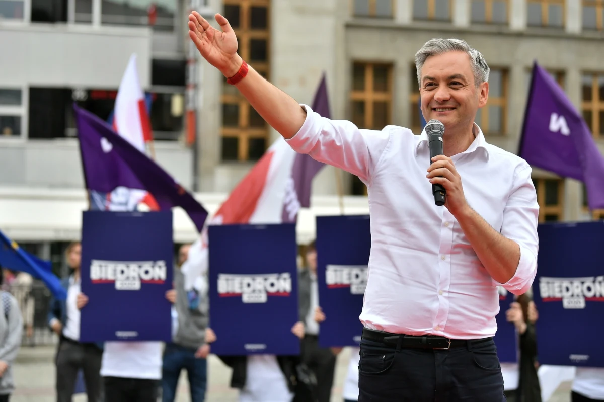 Twórca Wiosny i jeden z liderów Lewicy. Działacz na rzecz praw człowieka i na rzecz osób LGBT, pomysłodawca i współzałożyciel Kampanii Przeciw Homofobii. Poseł, prezydent Słupska, deputowany do Parlamentu Europejskiego. Pierwszy zdeklarowany gej w polskim parlamencie. W programie wyborczym umieścił postulaty miliona tanich mieszkań na wynajem, gwarantowanej emerytury minimalnej, odpolitycznienia wymiaru sprawiedliwości czy odchodzenia Polski od węgla. Oto kandydat Lewicy na prezydenta: Robert Biedroń.