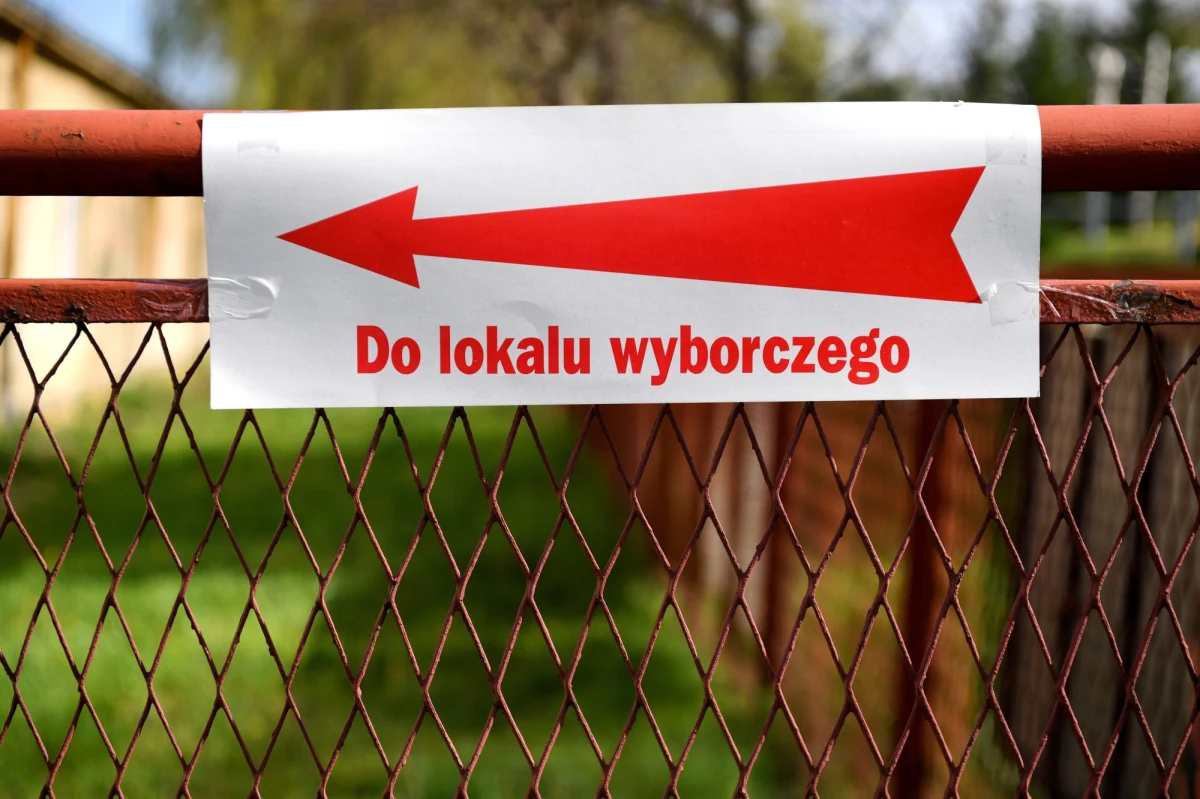 W całej Polsce powołano blisko 207 tys. osób do ponad 27 tys. obwodowych komisji wyborczych - powiedziała szefowa KBW Magdalena Pietrzak. Prawie 15 tys. komisji powołano w pełnym składzie, a minimalne, trzyosobowe składy występują tylko w szpitalach i DPS.