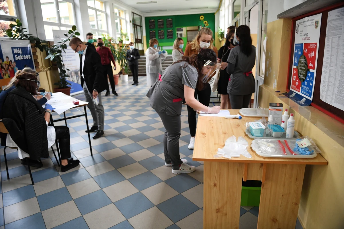 Maturzyści w środę rano przystąpią do pisemnego egzaminu z fizyki. Po południu będzie egzamin z historii. Oba nie są obowiązkowe. Przystępują do nich tylko ci abiturienci, którzy zadeklarowali taką wolę. Na obu egzaminach obowiązuje reżim sanitarny.
