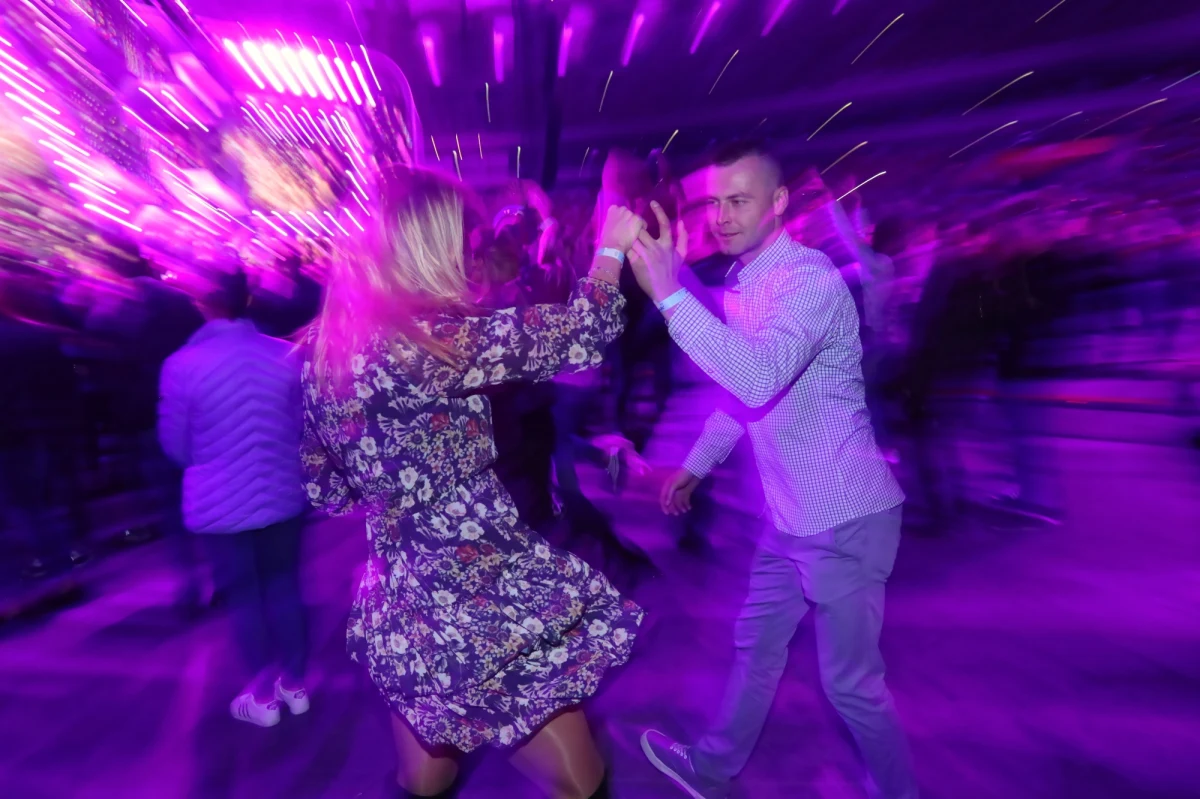 Każda z osób tańczących na dyskotece powinna mieć na parkiecie swój obszar o wielkości 2,25 m kw. - wynika z zaleceń dla rządu przygotowanych przez największą organizację gastronomiczną Portugalii AHRESP.
