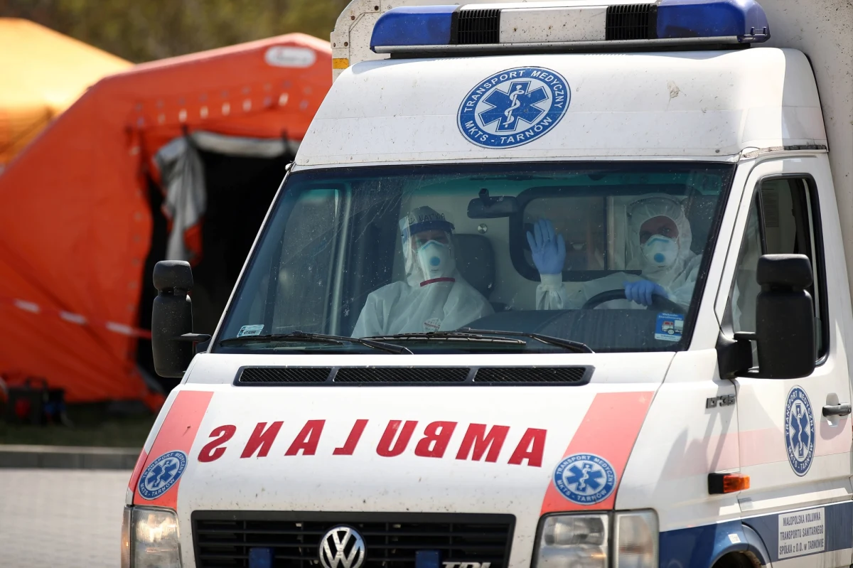 "Niosąc niezbędną pomoc pacjentom, nie podejmujcie nadmiernego ryzyka. To może prowadzić do odpowiedzialności surowszej niż obecnie". Taką kampanię informacyjną - skierowaną do lekarzy - zamierza rozpocząć Naczelna Rada Lekarska. Powodem jest podpisanie przez prezydenta przepisów pozwalających surowiej karać medyków za błędy. Zmiany w kodeksie karnym były ukryte w czwartej odsłonie tarczy antykryzysowej. 