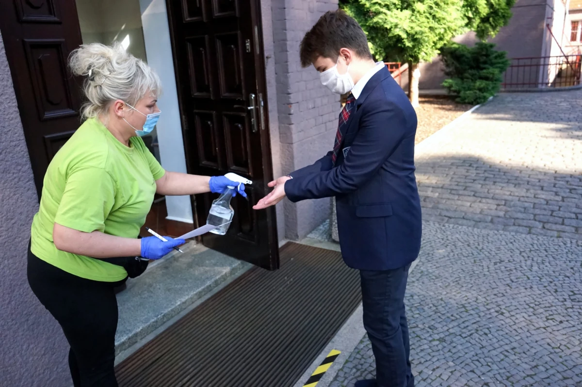 "W przestrzeni medialnej pojawiają się nieprawdziwe informacje na temat zdalnej nauki i rozpoczęcia nowego roku szkolnego" - pisze w komunikacie Ministerstwo Edukacji Narodowej. Jak wyjaśnia resort, trwają przygotowania do powrotu uczniów do szkół.