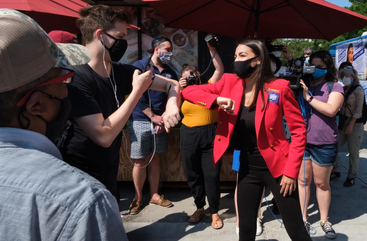 Liczba nowych zakażeń koronawirusem w USA jest najwyższa od dwóch miesięcy i utrzymuje się na poziomie z okresu największego nasilenia epidemii - poinformował w środę Uniwersytet Johnsa Hopkinsa. Do tej pory tylko dwukrotnie - 9 kwietnia i 24 kwietnia - w USA odnotowano tak duże dobowe wzrosty liczby zakażonych.