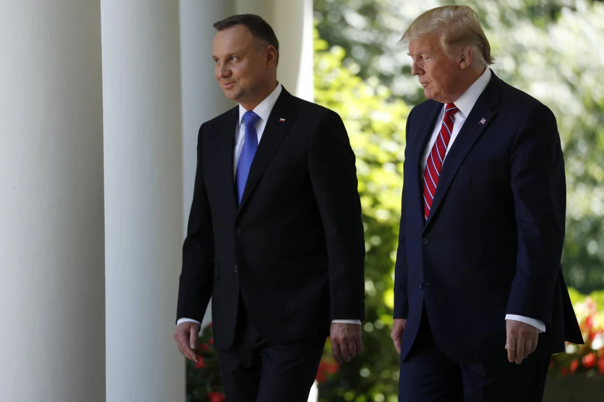 Andrzej Duda nie rozmawiał nigdy z prezydentem USA Donaldem Trumpem nt. przeniesienia do Polski amerykańskiej broni jądrowej - tak twierdzi sam prezydent RP, który poleciał do Waszyngtonu na spotkanie z gospodarzem Białego Domu. Rozmawiać mają - jak poinformował - o współpracy militarnej, gospodarczej, energetycznej i w zakresie telekomunikacji, a także o wspólnych badaniach nad szczepionką przeciwko SARS-CoV-2.