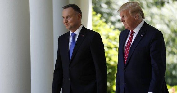 Andrzej Duda nie rozmawiał nigdy z prezydentem USA Donaldem Trumpem nt. przeniesienia do Polski amerykańskiej broni jądrowej - tak twierdzi sam prezydent RP, który poleciał do Waszyngtonu na spotkanie z gospodarzem Białego Domu. Rozmawiać mają - jak poinformował - o współpracy militarnej, gospodarczej, energetycznej i w zakresie telekomunikacji, a także o wspólnych badaniach nad szczepionką przeciwko SARS-CoV-2.