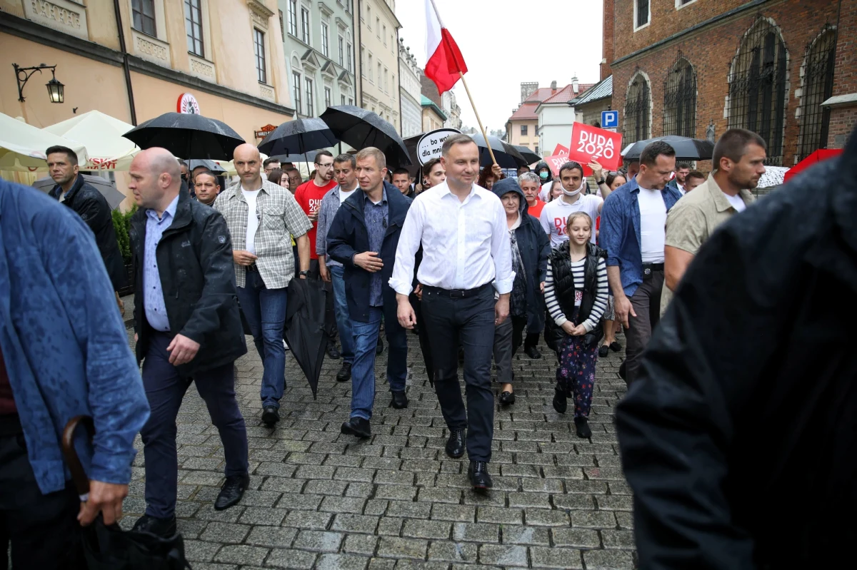 Prokuratura w Krakowie umorzyła postępowanie dotyczące podejrzenia popełnienia przestępstwa publicznego znieważenia prezydenta Andrzeja Dudy w trakcie wyborczego spotkania. Uznano, że zaprezentowana figura i napis "były prześmiewczą formą wyrażenia poglądów przez jej twórcę i uczestników wiecu".