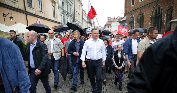 Prokuratura w Krakowie umorzyła postępowanie dotyczące podejrzenia popełnienia przestępstwa publicznego znieważenia prezydenta Andrzeja Dudy w trakcie wyborczego spotkania. Uznano, że zaprezentowana figura i napis "były prześmiewczą formą wyrażenia poglądów przez jej twórcę i uczestników wiecu".