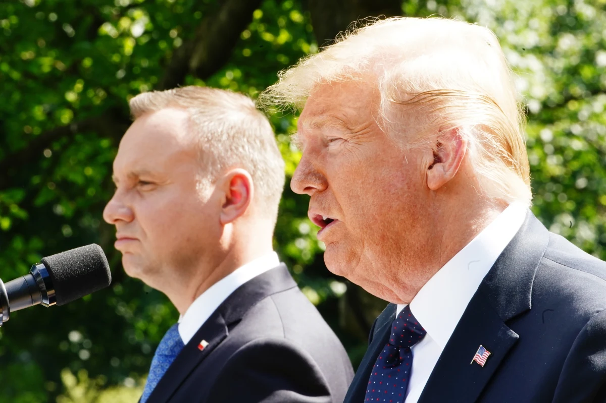 Takie deklaracje zdarzają się w dyplomacji nieczęsto: Donald Trump udzielił Andrzejowi Dudzie poparcia przed niedzielnymi wyborami prezydenckimi w Polsce. Nazywając Dudę swoim przyjacielem, stwierdził, że liczy na jego sukces w wyborach. Prezydent USA ogłosił również, że obaj przywódcy chcieliby zorganizować jego wizytę w Polsce tak szybko, jak to możliwe: najpewniej jednak - ze względu na kampanię prezydencką - dopiero po listopadowych wyborach w USA.