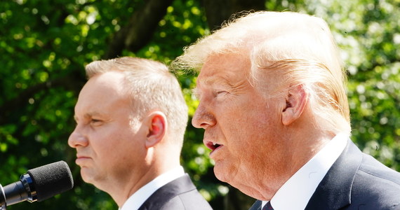 Takie deklaracje zdarzają się w dyplomacji nieczęsto: Donald Trump udzielił Andrzejowi Dudzie poparcia przed niedzielnymi wyborami prezydenckimi w Polsce. Nazywając Dudę swoim przyjacielem, stwierdził, że liczy na jego sukces w wyborach. Prezydent USA ogłosił również, że obaj przywódcy chcieliby zorganizować jego wizytę w Polsce tak szybko, jak to możliwe: najpewniej jednak - ze względu na kampanię prezydencką - dopiero po listopadowych wyborach w USA.
