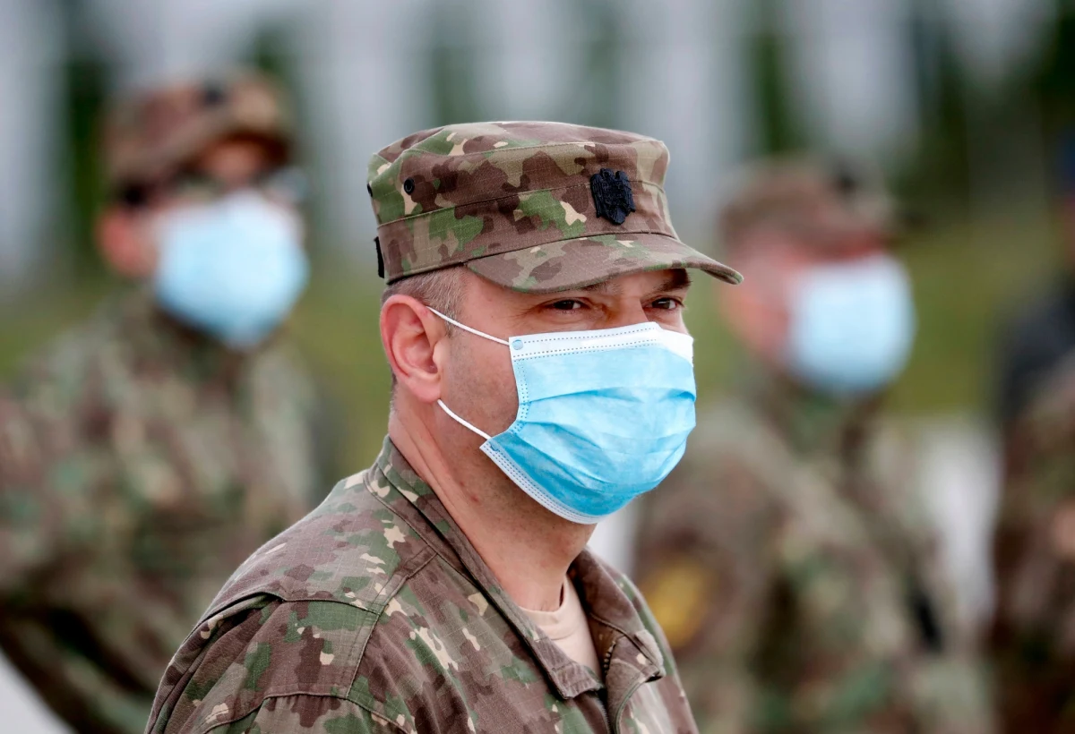 "Polska, jak mówiłem wielokrotnie, jest jednym z niewielu państw, które wypełniają swoje obowiązki w związku z członkostwem w NATO. Zwłaszcza obowiązki finansowe. Zatem, jeżeli wyślemy tam swoich żołnierzy, to Polacy za to zapłacą" - stwierdził prezydent USA Donald Trump na konferencji prasowej po spotkaniu z prezydentem RP Andrzejem Dudą. Odnosząc się do planowanego zmniejszenia amerykańskiego kontyngentu w Niemczech, Trump oświadczył: "Niektórzy żołnierze wrócą do domu, a niektórzy trafią w inne miejsca. Polska będzie jednym z tych innych miejsc".